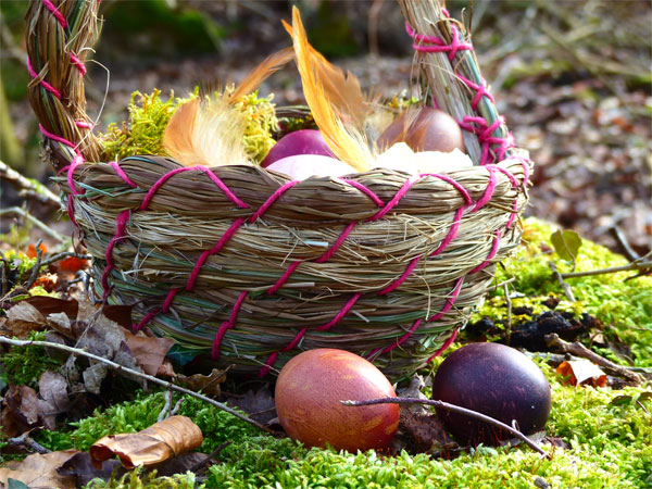 Osterkorb aus Gräsern & Kräutern – Korbwickeln mit Herz